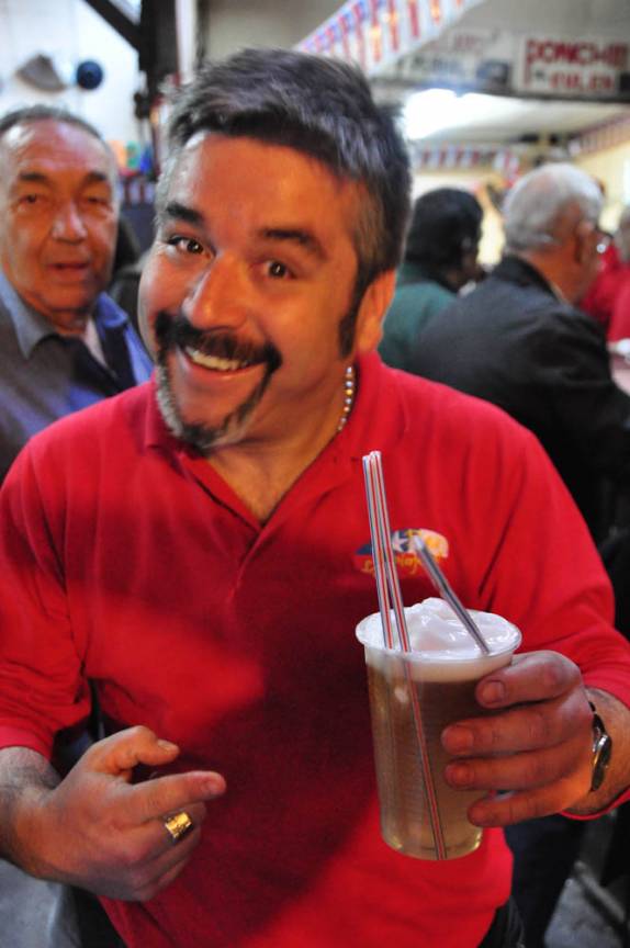 Servindo o famoso 'Terremoto', drinque típico do La Piojera, bar tradicional de Santiago, capital do Chile